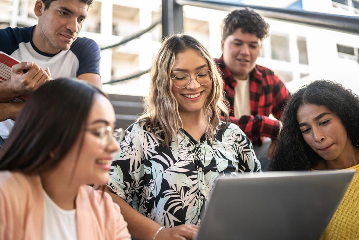 Grupo de universitarios viendo un computador