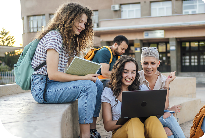 Grupo de universitarios viendo un computador