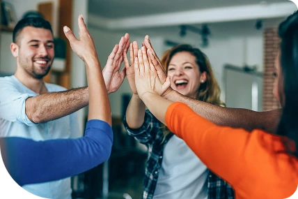 Grupo de universitarios viendo un computador